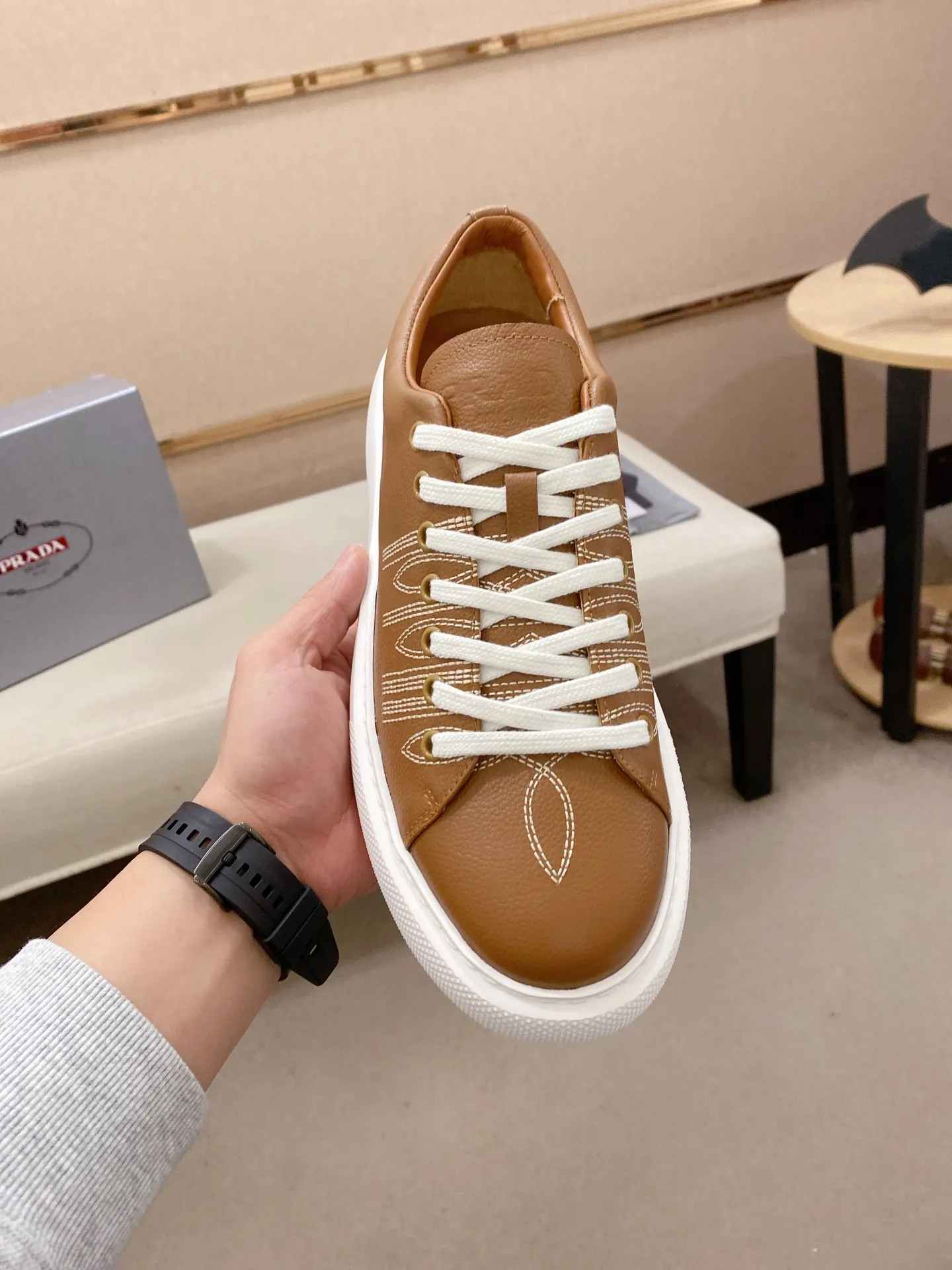 Factory price 560💰 ✔️✔️✔️Higher version High-quality new PRADA (Prada) counters are launched simultaneously. The new men's shoes and 😘fabric are made of selected first-layer cowhide with superb craftsmanship. Lining: Full cowhide lining. 👍🏿 High-end ☄️ air-cushion molded anti-slip rubber outsole, exquisite lines, simple and elegant, comfortable and high-end for leisure travel. Code number: 38 to 45
